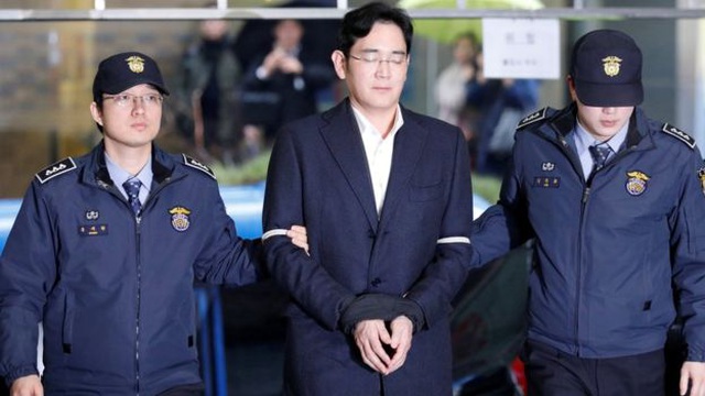 Vào tháng 2/2017, “thái tử” Samsung bị cáo buộc và bắt giữ vì liên quan đến vụ bê bối hối lộ.