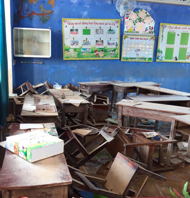 Quảng Bình: Thầy cô xót học sinh vì bàn ghế thành củi sau mưa lũ - Ảnh 2
