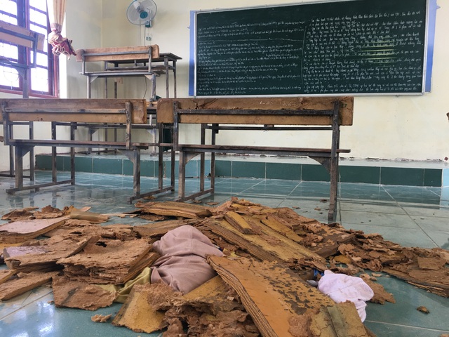 Quảng Bình: Thầy cô xót học sinh vì bàn ghế thành củi sau mưa lũ - Ảnh 5