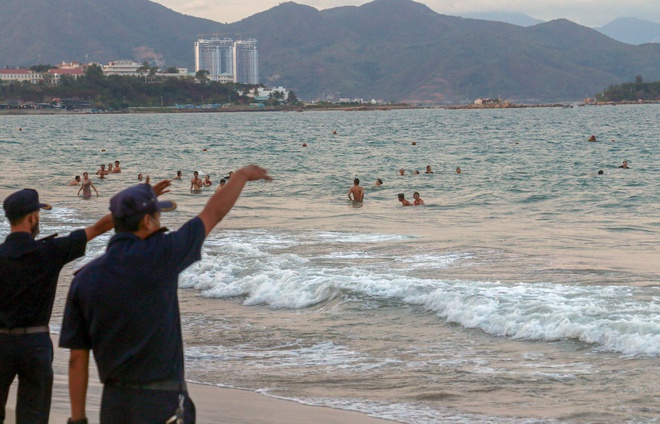 Từ 18h ngày 9/11, Khánh Hòa cấm tắm biển để tránh bão số 12.