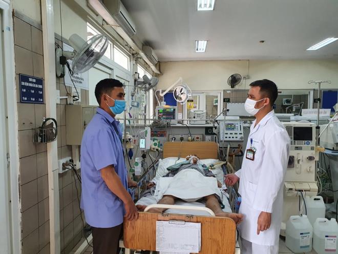 Bệnh nhân ngộ độc cồn công nghiệp methanol điều trị tại Trung tâm Chống độc, Bệnh viện Bạch Mai.