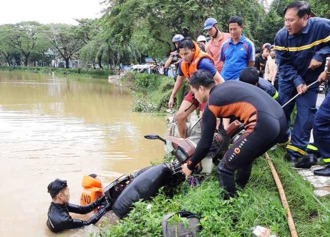Đội cứu hộ tìm được chiếc xe máy chìm dưới sông An Cựu, ngay tại đoạn giao lộ đường Phan Đình Phùng - Hai Bà Trưng, Huế.