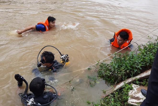 Cả hai cụ đều biết bơi nên đã leo lên bờ an toàn, riêng xe máy bị chìm.