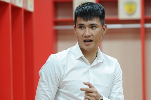 Công Vinh tuyên chiến với anti fan của Thủy Tiên