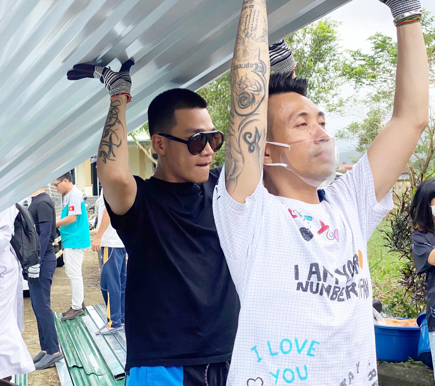 Wowy cùng học trò quán quân của mình - Dế Choắt cùng có mặt tại Quảng Ngãi để từ thiện.