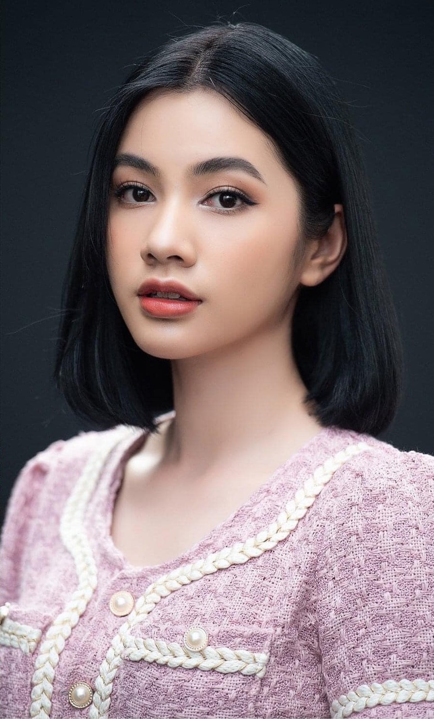 Rất nhiều bình luận trên fanpage Hoa hậu Việt Nam cho rằng cô phù hợp tiêu chuẩn sắc đẹp mới của thế giới - năng động - khỏe khoắn - chiều cao lý tưởng 1,72 m với số đo ba vòng là 83-64-92 cm.