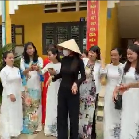 Thủy Tiên nán lại chụp hình kỷ niệm nhân ngày Nhà giáo Việt Nam  .