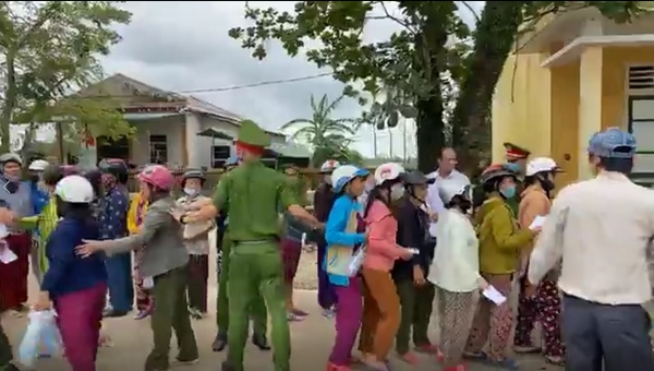 Người dân đã xếp hàng tập trung đông đủ tại một trường học thuộc xã Phong Sơn, và giữ trật tự dưới sự trợ giúp của lực lượng chức năng.