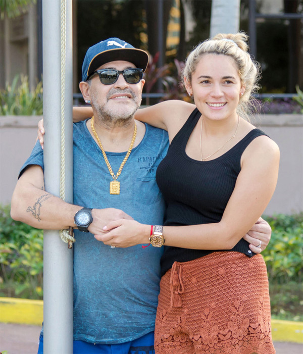 Diego Maradona cũng từng có khoảng thời gian cực kỳ hạnh phúc bên tình trẻ Rocio Oliva, kém ông đến 30 tuổi.