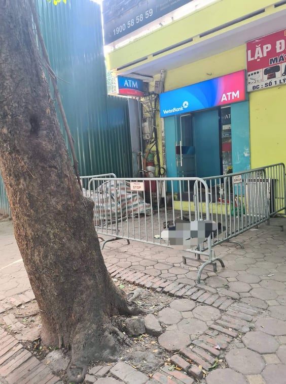 Một thi thể người đàn ông được phát hiện tại bên cạnh cây ATM trên phố Phan Đình Phùng.