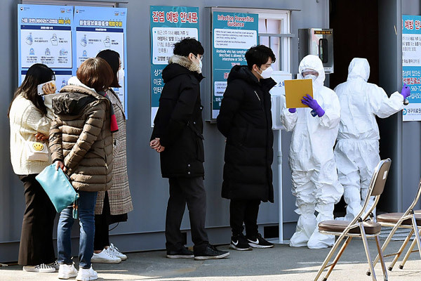 Cơ quan chức trách Hàn Quốc đang phải đối mặt đầy áp lực trước diễn biến Covid-19 ngày càng căng trên khắp đất nước với 500 ca nhiễm ngày thứ 3 liên tiếp.