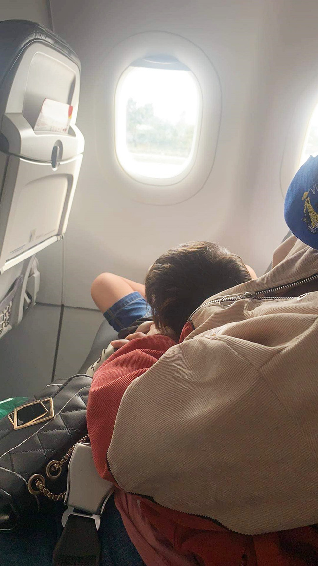 Một bà mẹ bị cộng đồng mạng bức xúc vì bắt cô gái trẻ lạ nhường ghế cho con mình, vô tư cho con ăn vạ để được ngồi cạnh cửa sổ máy bay.