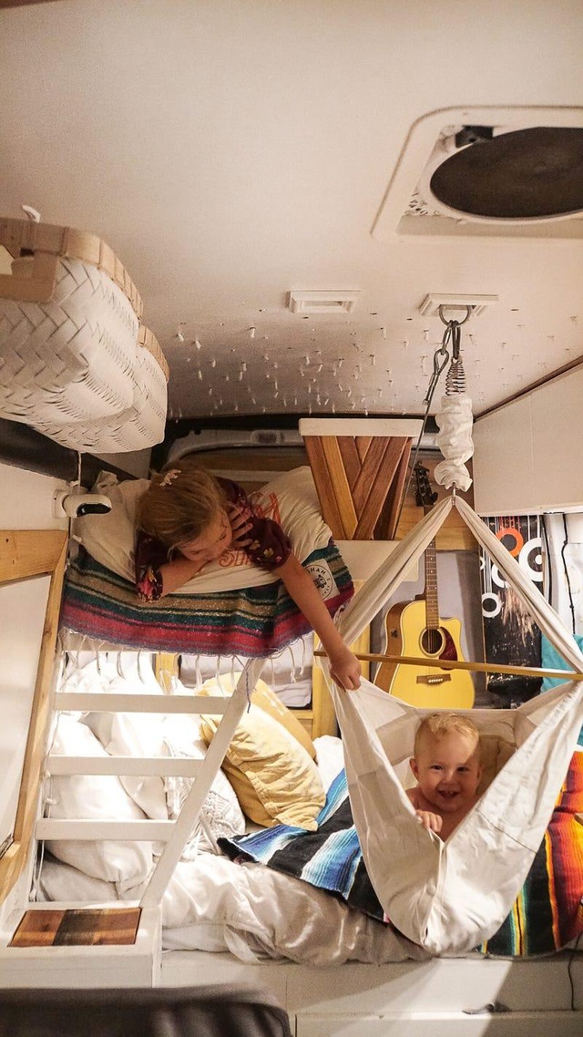 Cô bé có một chiếc giường gác xép nhỏ phía trên giường của bố mẹ. Trong khi em trai thì ngủ trong một chiếc nôi treo trên trần nhà.
