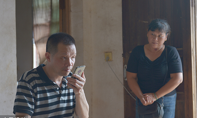 Tống Tiểu Nữ mua cho chồng một chiếc điện thoại mới khi ông ra tù oan.