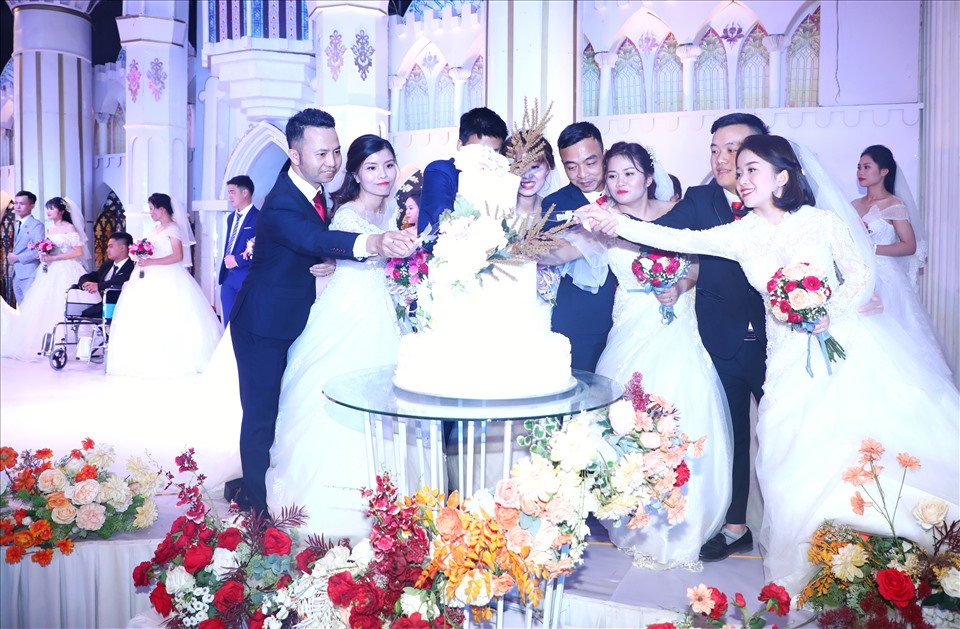 Tại lễ cưới, Liên đoàn Lao động tỉnh Thái Nguyên đã trao tặng cho mỗi cặp đôi 1 chỉ vàng 9999.