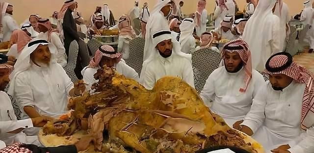 Bữa tối của dân nhà giàu Dubai: Nguyên con lạc đà nướng, cả nhà ngồi xé tay