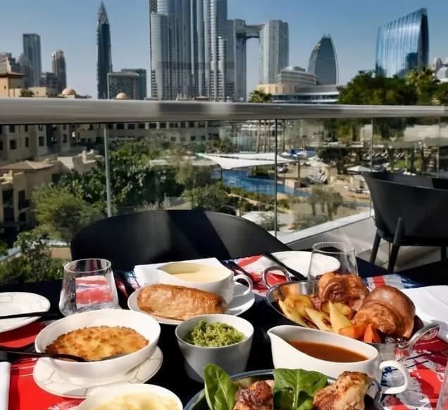 Bữa sáng của giới nhà giàu Dubai cực kỳ xa hoa với đủ loại hải sản, thịt nướng, rau củ quả, bánh nướng và bánh mỳ, sữa chua..