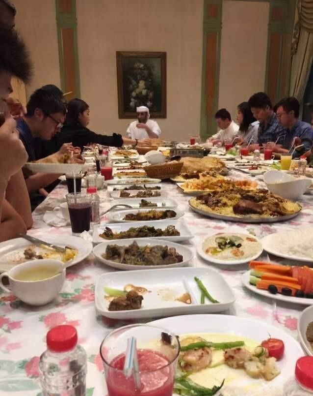Buổi trưa của các 'đại gia' Dubai cũng phong phú không kém bữa sáng, có đủ hải sản, thịt nướng, rau củ, nước ép.
