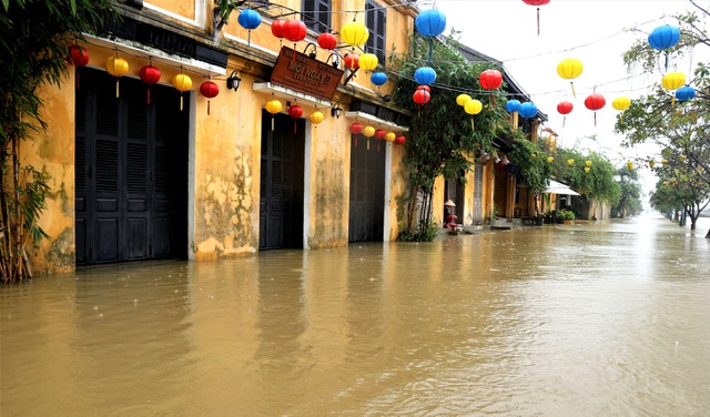 Phố cổ Hội An lại bị ngập lụt khi vừa mở cửa đón du khách