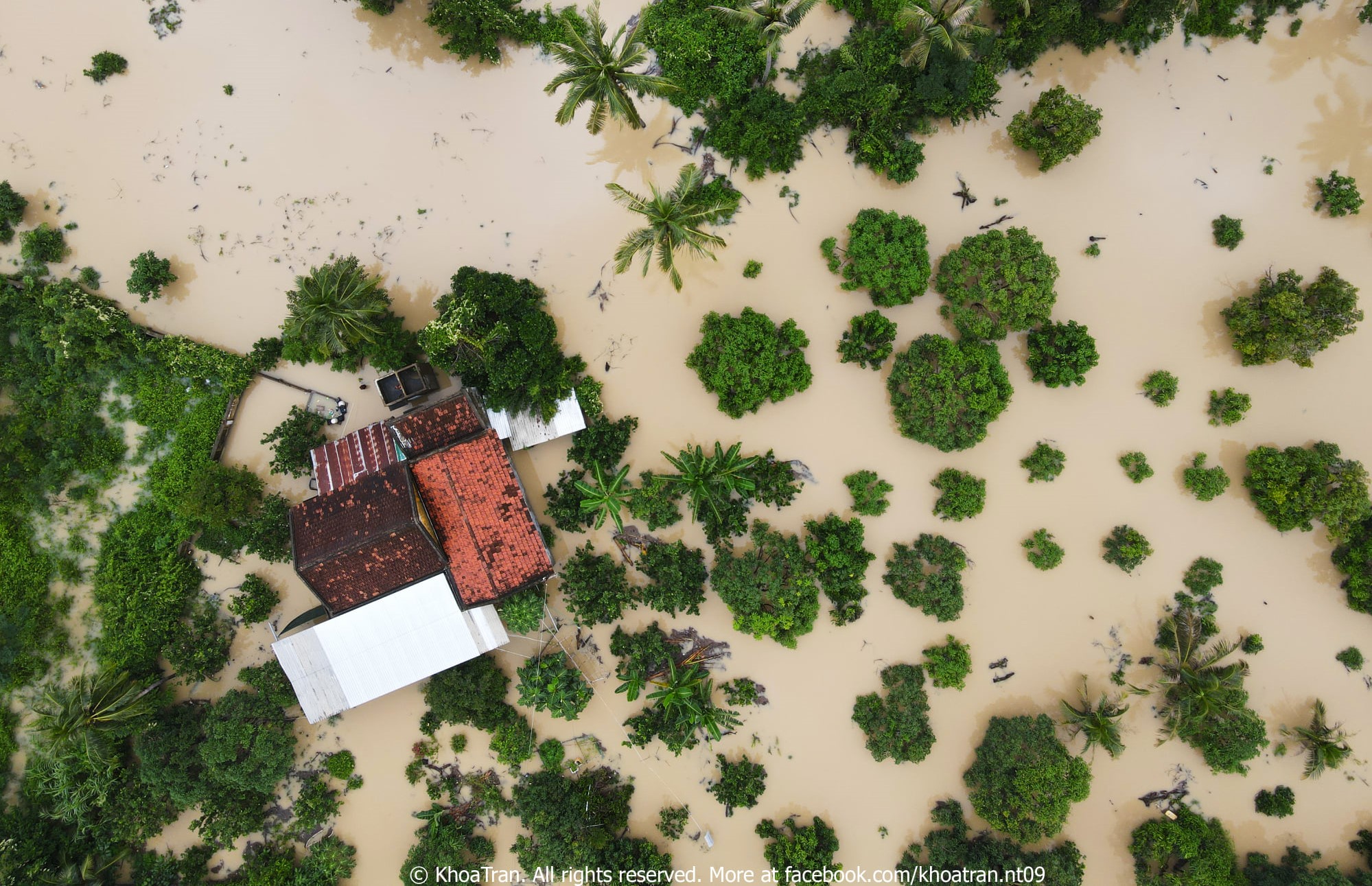 Nha Trang ngập trong biển lũ vì mưa lớn