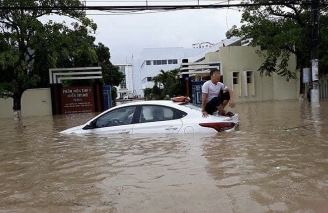 Ngập lụt nặng trên đường 2 Tháng 4, Vĩnh Hải, Nha Trang.