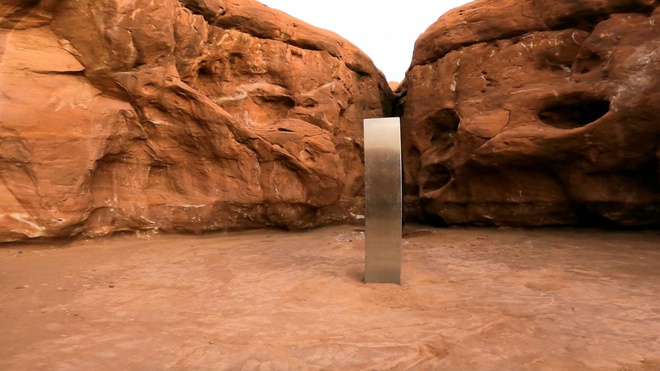 Đầu tháng 11, Sở An toàn Công cộng Mỹ tìm thấy một khối đá cao 3,4 m giữa sa mạc.
