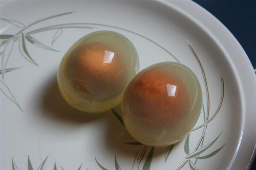 Quả trứng luộc có lòng trắng trong suốt như thạch dù đã luộc rất lâu.