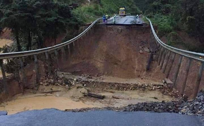 Tuyến đường nối Đắk Lắk và Khánh Hòa bị tắc nghẽn vì sụt lún.