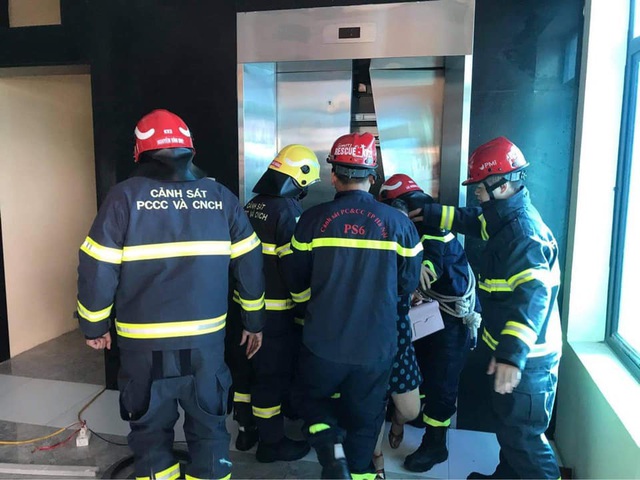 Tại thời điểm đó, lực lượng Phòng cháy chữa cháy đã mở được 1 thang máy và giải cứu 17 người ra ngoài. 