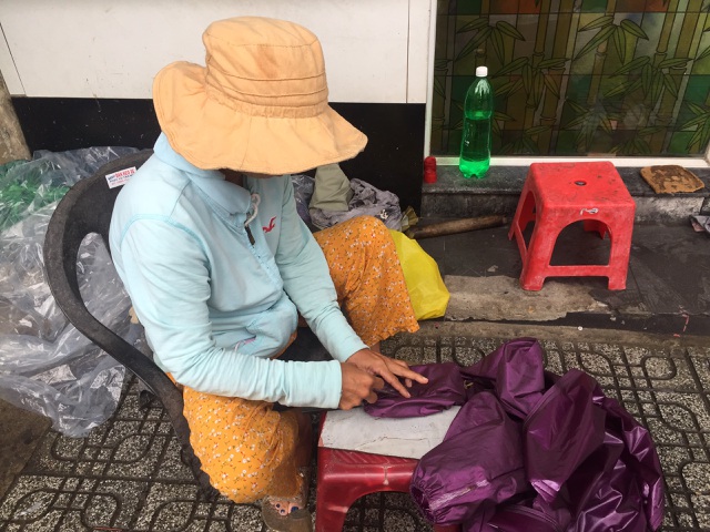 Nghề vá áo mưa rách nổi tiếng một thời dần bị lãng quên