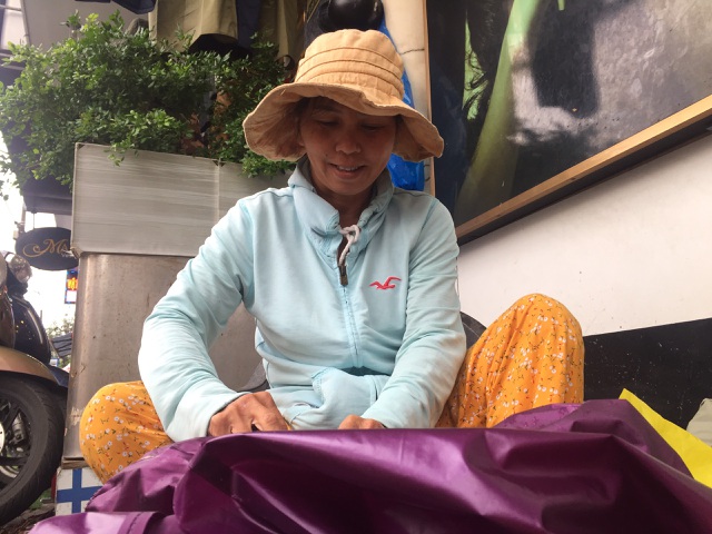 Cô Lê Thị Xuân Lành, 51 tuổi, đã gắn bó nghề dán áo mưa hơn 20 năm qua.