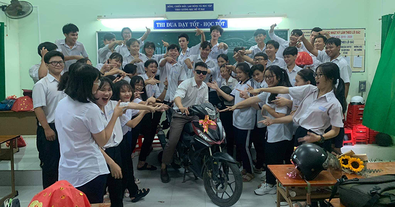 Cả lớp chơi lớn mua xe máy tặng thầy giáo nhưng sự thật khiến ai cũng bật cười