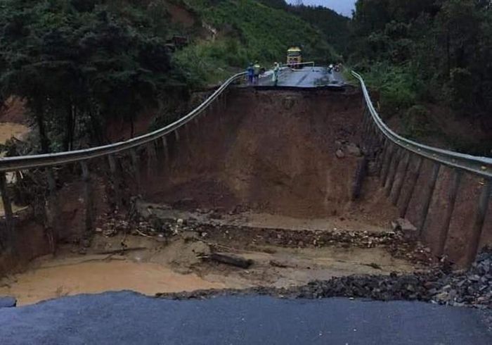 Chiều ngày 30/12, trên Quốc lộ 26 tại đoạn qua xã Cư Mta, huyện M’Đrắk, tỉnh Đắk Lắk, đã xảy ra tình trạng sạt lở đất nghiêm trọng.