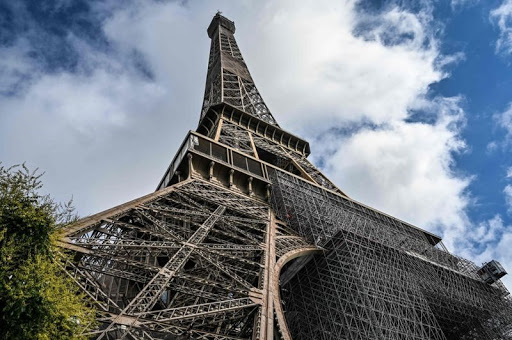 Tháp Eiffel được biết đến nhiều nhất trên thế giới, mỗi năm thu hút hơn 6 triệu lượt khách ghé thăm. 