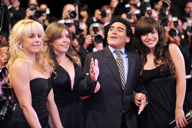 Các con gái của Maradona đã đâm đơn tới hai tòa án trong những ngày qua để đòi quyền thừa kế.