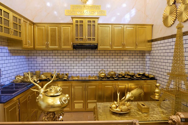 Một góc phòng bếp được dát vàng từ tủ bếp đến các vật dụng nấu nướng.
