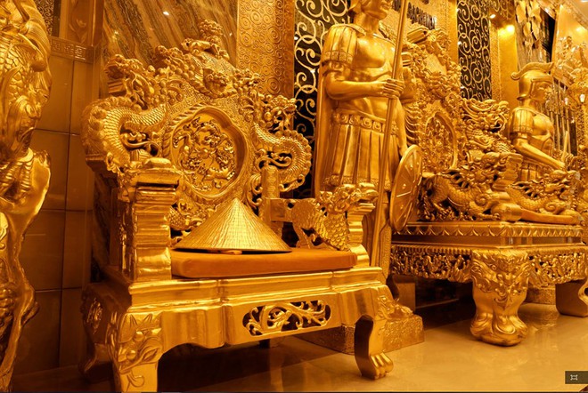 Toàn bộ đồ vật trong nhà thậm chí từ song cửa, lan can cầu thang đều được sơn mạ vàng bắt mắt.