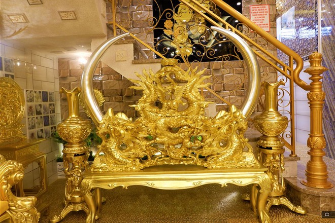 Căn nhà sử dụng chất liệu gạch men màu vàng nhập từ nước ngoài để trang trí nội thất trong nhà.