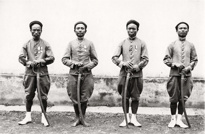Bốn kỵ binh trong quân phục tập luyện vào năm 1908.
