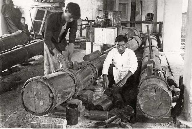Hai thanh niên đang ép dầu trên đường Cái Quan, Hà Nội (Năm 1937)