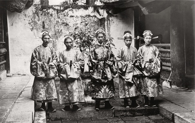 5 vị quan trong trang phục cung đình năm 1926.