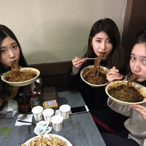 14/4 hàng năm, những bạn trẻ FA Hàn Quốc sẽ rủ nhau ăn những đồ ăn món mì tương đen jajangmyeon.