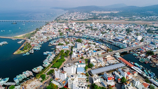 Thành phố Phú Quốc giáp thành phố Hà Tiên, huyện Kiên Lương và hai nước Thái Lan và Campuchia.