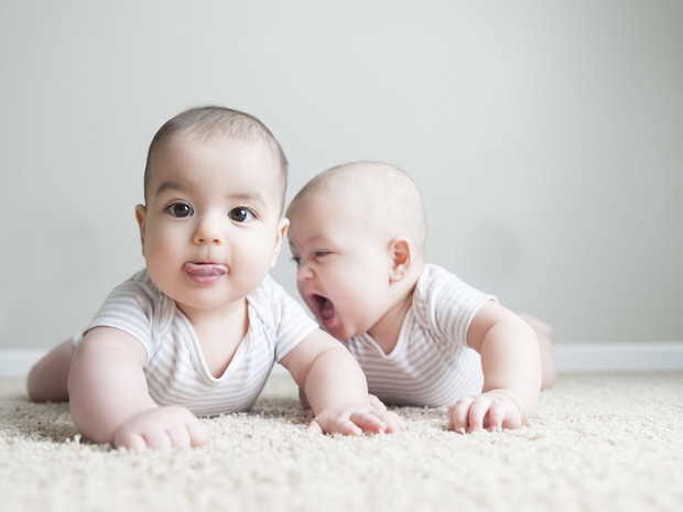 Đẻ sinh đôi, bà mẹ xăm hình vào tai con để khỏi nhầm lẫn