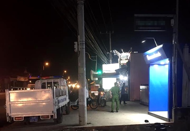 Một người đàn ông tên S. bị Công an phường Hòa Lợi, thị xã Bến Cát, tỉnh Bình Dương lập hồ sơ xử lý về hành vi đập phá trụ ATM tại khu phố An Hòa.