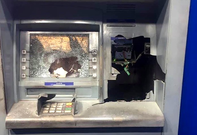 Ông S. đã đập vỡ luôn mặt kính, hộc thẻ trụ ATM bằng búa của mình.