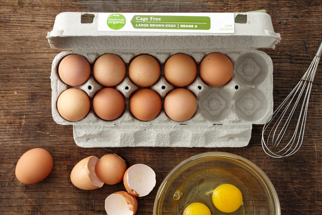 Tốt nhất nên chọn các loại trứng chứa Omega-3 hoặc trứng gà thả vườn vì chúng chứa vitamin và chất béo tốt nhiều hơn hẳn.