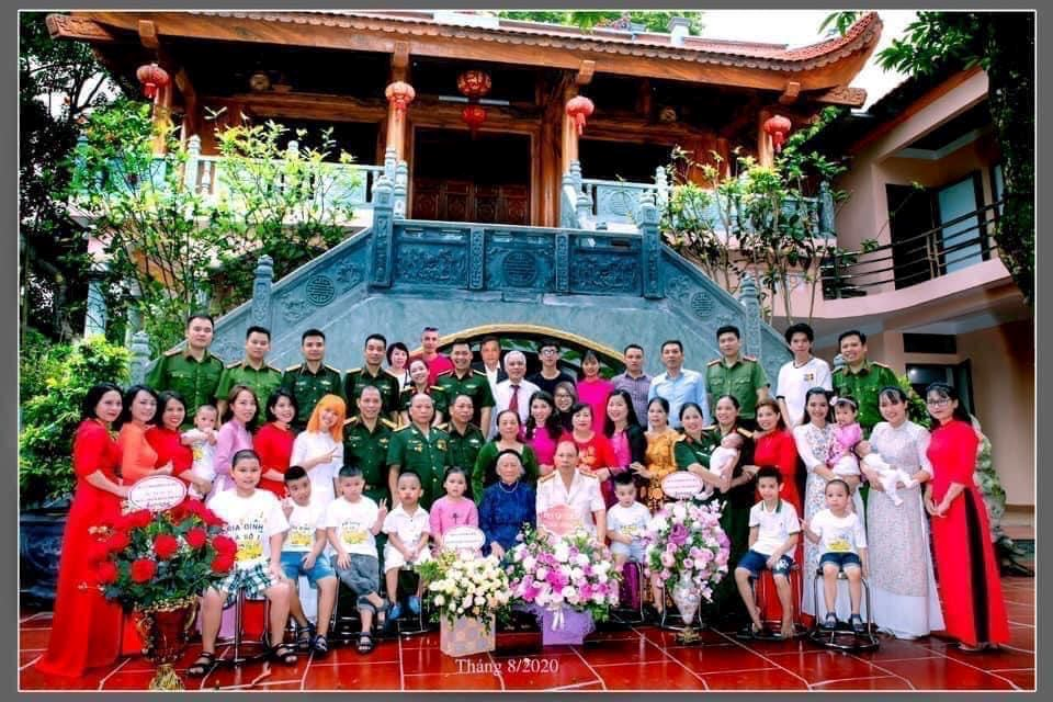 Đại gia đình của Hậu Hoàng đều là những người phục vụ trong quân đội.