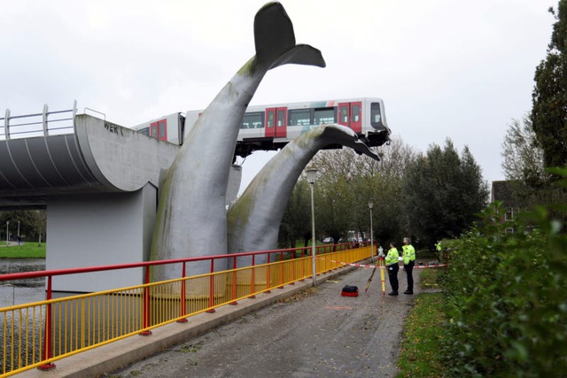 Một đoàn tàu đã may mắn được tác phẩm nghệ thuật đuôi cá voi này cứu nguy sau khi gặp phải sự cố.