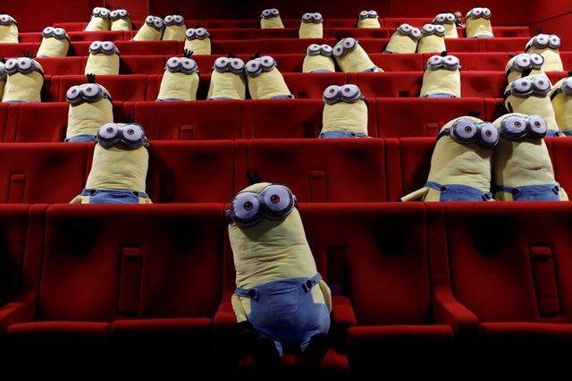 Các ghế ngồi trong rạp chiếu phim được xếp xen kẽ những nhân vật minion nhồi bông.
